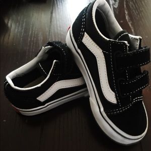 Toodler unisex VANS with Velcro straps.